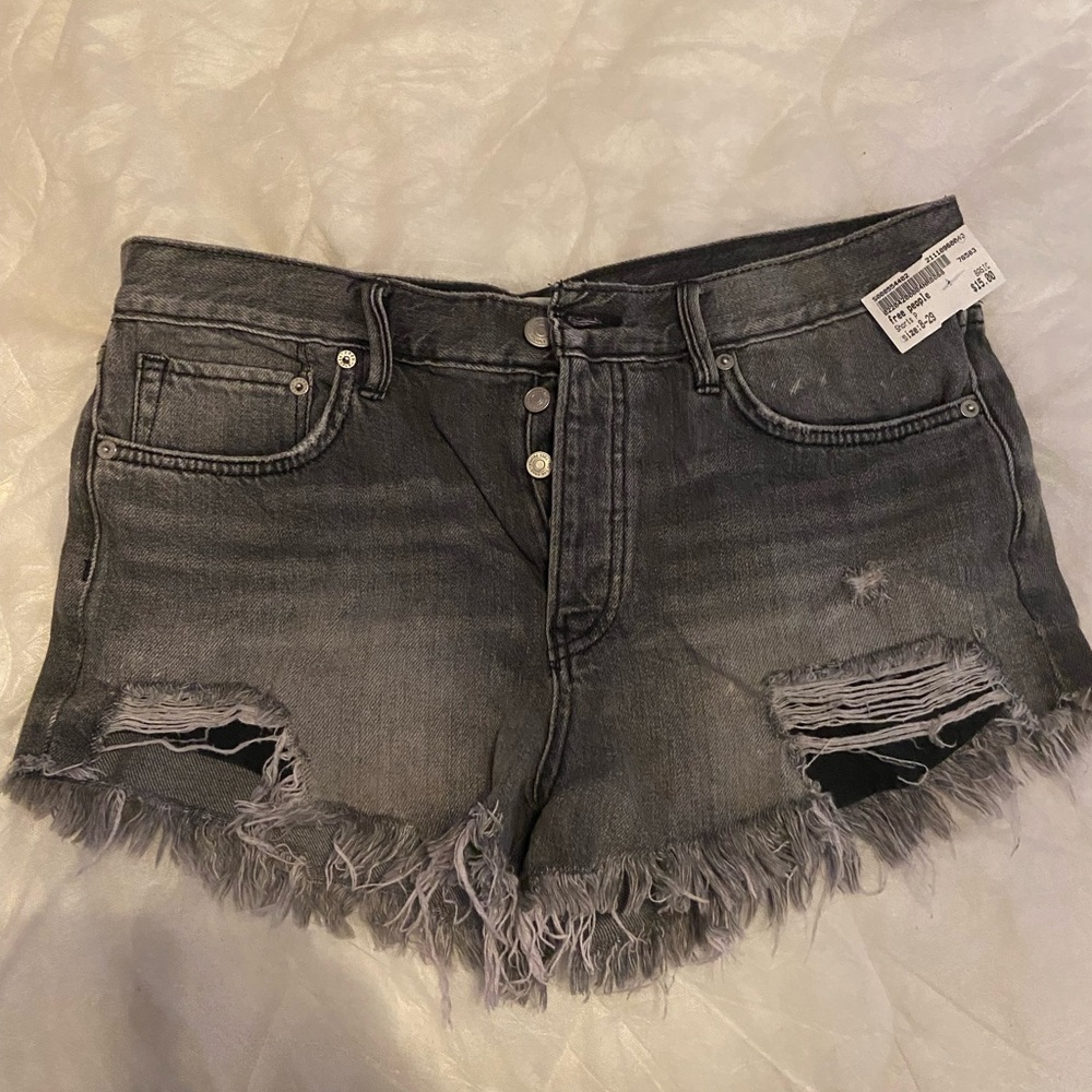Free people black light wash jean shorts, size 29